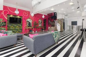 Μια τηλεόραση ή/και κέντρο ψυχαγωγίας στο Luxury Mirror Party Pad with 4 Bedrooms!