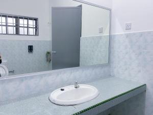 Venice Guest Hostel - Bilik Sahaja的一间浴室