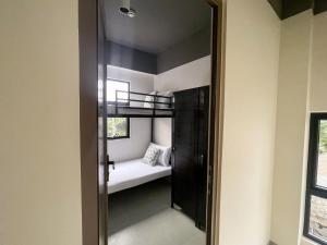 Un pat sau paturi într-o cameră la The Grid Co-Living Managed by HII