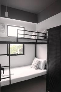 Un pat sau paturi într-o cameră la The Grid Co-Living Managed by HII