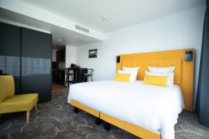 Posteľ alebo postele v izbe v ubytovaní Le Barracuda & Spa, Centre Port, pieds dans l'eau, vue mer + 37 fotografií