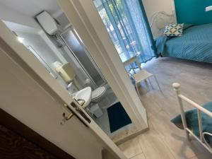 Una pequeña habitación con una cama y un baño. en Casa Vittoria, en Palermo 116 fotos más