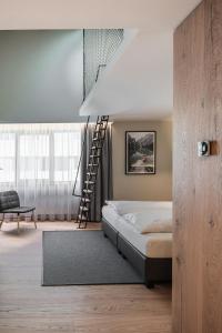 Un dormitorio con una cama y una escalera en una habitación en Stadthotel Goldenes Schiff, en Bad Ischl