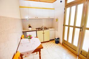 Kuchyň nebo kuchyňský kout v ubytování Mon Perin Castrum - Studio Apartment Adriano