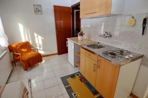 Kuchyň nebo kuchyňský kout v ubytování Mon Perin Castrum - Studio Apartment Adriano