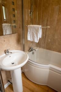 Bilik mandi di Birch Lodge 18 with Hot Tub +14 gambar