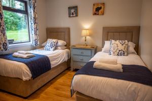 Postel nebo postele na pokoji v ubytování Birch Lodge 18 with Hot Tub