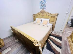 ein Schlafzimmer mit einem Bett mit einem goldenen Rahmen in der Unterkunft Swan Valley Residence in Baie du Tombeau