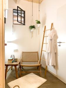 een kamer met een stoel en een ladder bij Mosel Chalets - Design-Ferienhäuser mit Sauna & Weinblick in Pommern - Direkt am Weinberg in Pommern +55 foto's