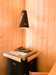 een zwarte lamp bovenop een vuilnisbak bij Mosel Chalets - Design-Ferienhäuser mit Sauna & Weinblick in Pommern - Direkt am Weinberg in Pommern