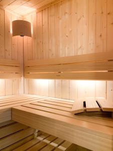 een sauna met twee banken in een houten ruimte bij Mosel Chalets - Design-Ferienhäuser mit Sauna & Weinblick in Pommern - Direkt am Weinberg in Pommern