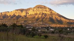 Una montaña con una ciudad delante de ella en ALCOY-DENIA, en Denia