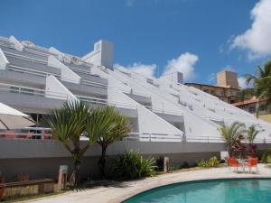 un gran edificio blanco con una piscina frente a él en Varandas Praia de Ponta Negra, en Natal