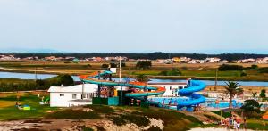 - un toboggan aquatique dans un parc aquatique avec des personnes y séjournant dans l'établissement Aveiro, Ria e Fado, à Aveiro