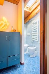 ein Badezimmer mit einem WC, einer Badewanne und einem Waschbecken in der Unterkunft Le Domus Milano_Attic with terrace in Mailand