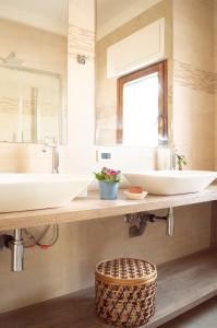 ein Badezimmer mit 2 Waschbecken und einem Spiegel in der Unterkunft PURA B&b in Noicattaro