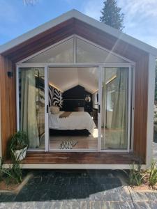 1 dormitorio en una casa de cristal con 1 cama en el interior en Unique Pod Stay, en Durban