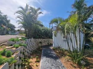 una valla con palmeras junto a una carretera en Unique Pod Stay, en Durban