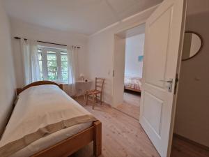 una camera con letto e tavolo con sedia di Teich-11b a Grossenbrode