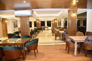 A restaurant or other place to eat at AnantVilas Shimla Hills