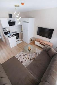 un salon avec un canapé et une télévision à écran plat dans l'établissement Two Bedroom King Deluxe Suite IS9, à Esenyurt