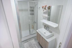 une salle de bain blanche avec une douche et un lavabo dans l'établissement Two Bedroom King Deluxe Suite IS9, à Esenyurt 18 autres photos