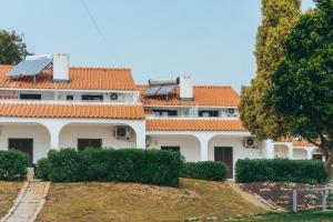 アルブフェイラにあるApartamentos Vale de Carros by Umbralの屋根に太陽光パネルを敷いた家