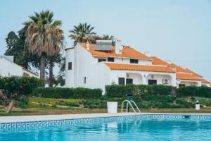 Villa con piscina frente a una casa en Apartamentos Vale de Carros by Umbral en Albufeira