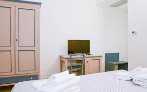 Habitación con 2 toallas blancas en una cama en Don Pietro Vacanze, en Policoro