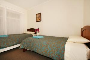 1 Schlafzimmer mit 2 Betten und einem Fenster in der Unterkunft Lisson Holiday Rental in Melbourne