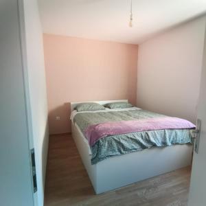 - une chambre avec un lit dans une petite pièce dans l'établissement Apartment Divine Metković72m2, à Metković