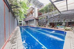 Бассейн в Urbanview Hotel Villa Surya Bandung или поблизости