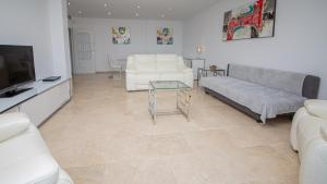 A seating area at Marina Duquesa 951