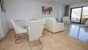 A seating area at Marina Duquesa 951