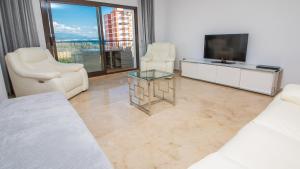 A television and/or entertainment centre at Marina Duquesa 951