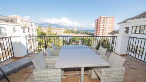 A balcony or terrace at Marina Duquesa 951