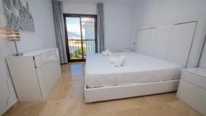 A bed or beds in a room at Marina Duquesa 951 Még 19 kép