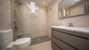 A bathroom at Marina Duquesa 951