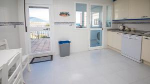 A kitchen or kitchenette at Marina Duquesa 951