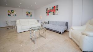 A seating area at Marina Duquesa 951