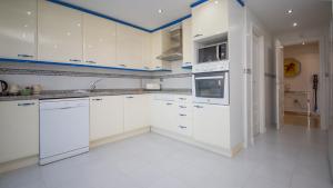 A kitchen or kitchenette at Marina Duquesa 951