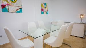 A seating area at Marina Duquesa 951