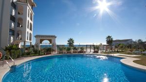 The swimming pool at or close to Marina Duquesa 951