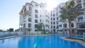The swimming pool at or close to Marina Duquesa 951