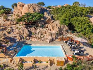 uma vista sobre uma piscina numa colina rochosa em Villa Esmeralda - Free Wifi - with swimming pool em Costa Paradiso