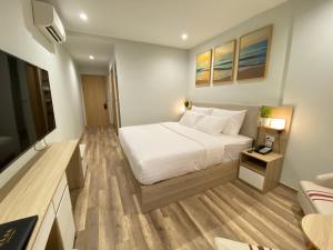 pokój hotelowy z łóżkiem i telewizorem w obiekcie Vu Gia Hotel Phu Quoc w Duong Dong