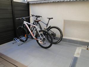 dwa rowery zaparkowane na stojaku w garażu w obiekcie Tout confort et proximité. w mieście Vichy