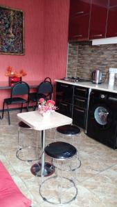 - une cuisine avec une table, des chaises et un évier dans l'établissement Laila, à Tbilissi