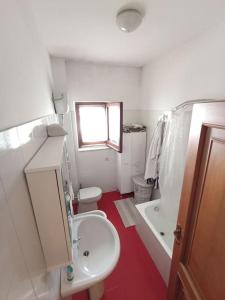 łazienka z białą umywalką i toaletą w obiekcie Appartamento incantevole con parcheggio custodito w mieście Roccella Ionica