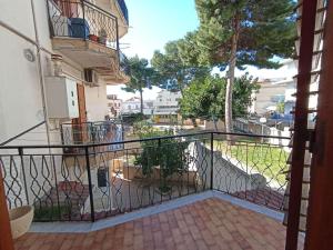 een balkon van een gebouw met uitzicht op een tuin bij Appartamento incantevole con parcheggio custodito in Roccella Ionica